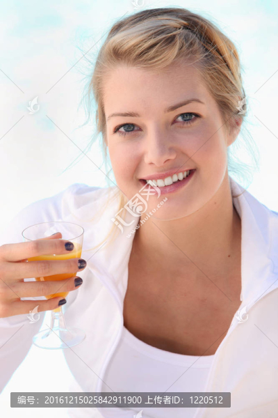 女孩喝果汁