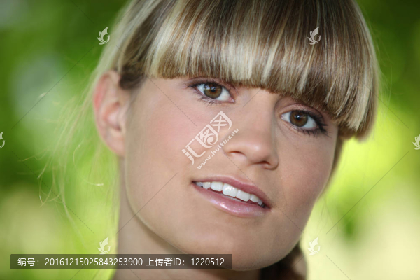 女孩用生硬的邊緣戶外