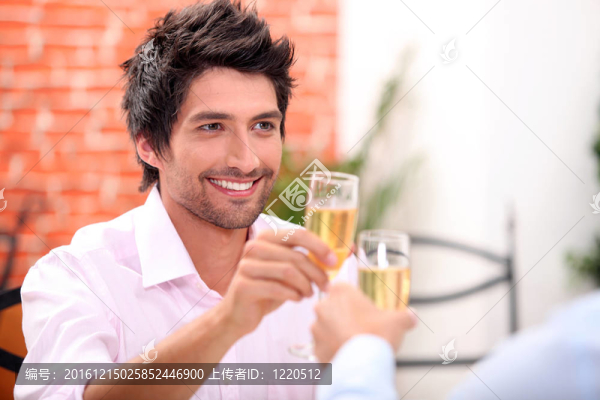 夫妻喝香檳