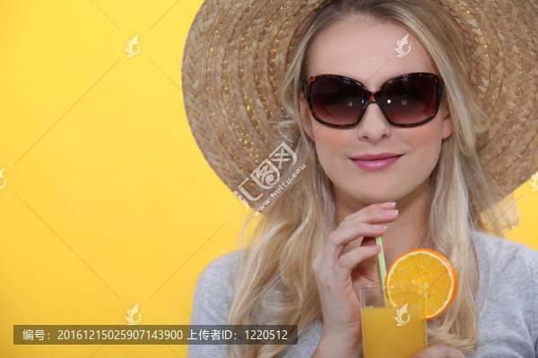 女人喝橙汁