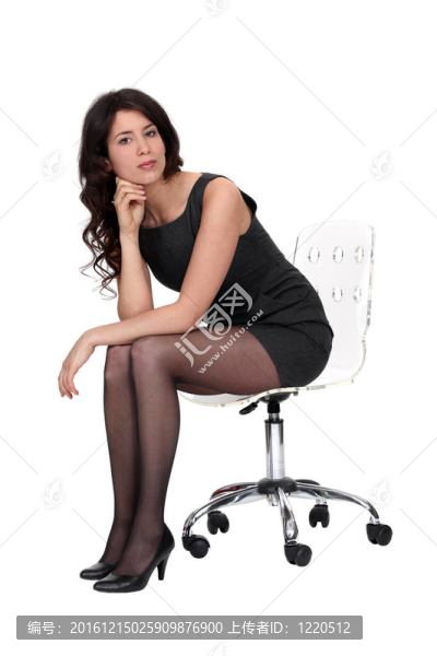 性感的女人坐在一把椅子上
