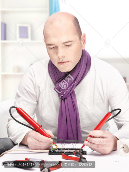 男人在家里做些小維修