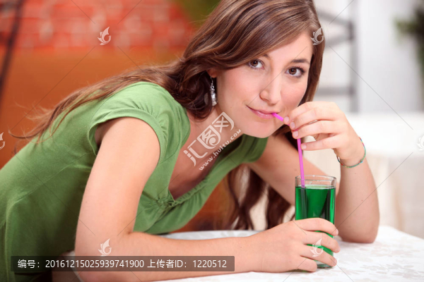 女人喝薄荷味的水