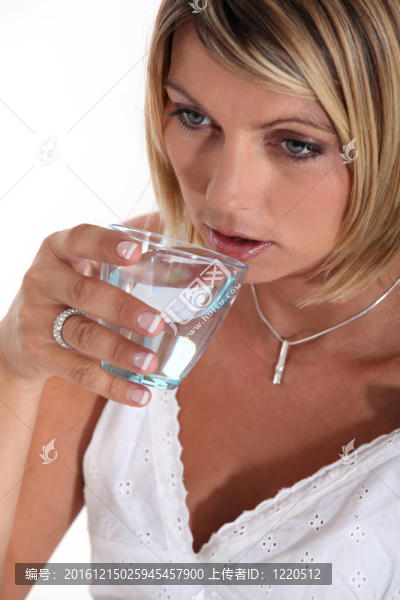 女人喝杯水