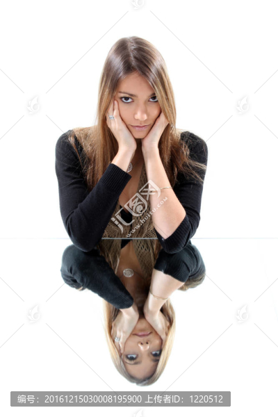 憂郁的女人坐在反射表面