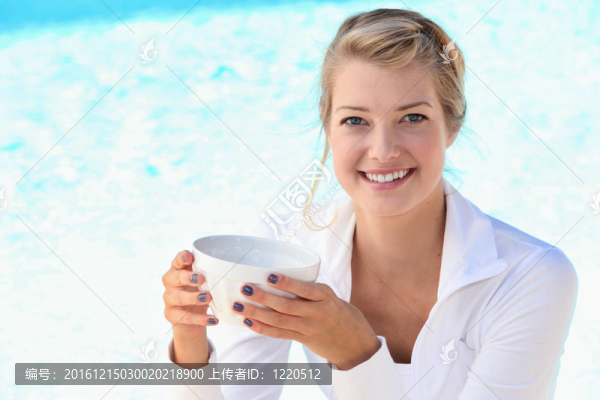 女人端著一碗