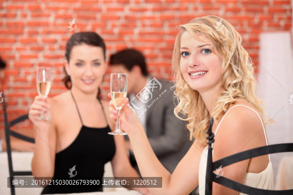 餐廳里的兩個女朋友喝酒