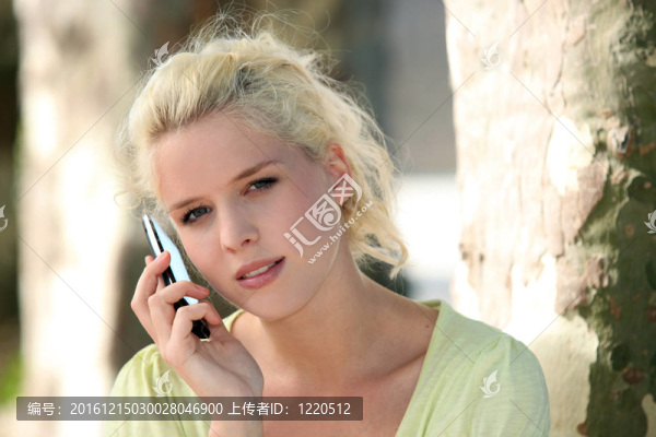 女孩在打電話