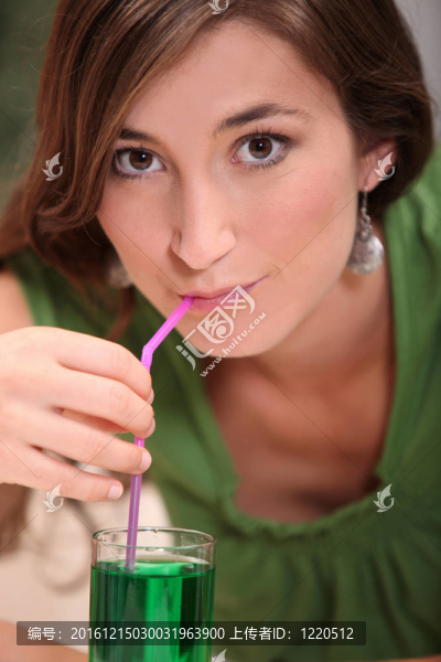 一個(gè)黑發(fā)飲水緊張的拍攝