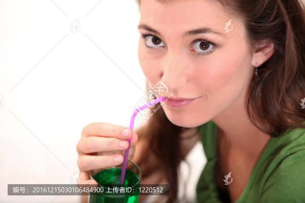 女人喝薄荷南瓜