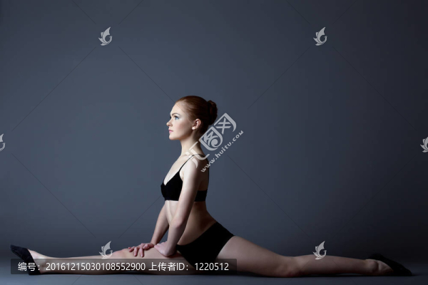 在黑人運動員的服飾美的女孩坐在分裂