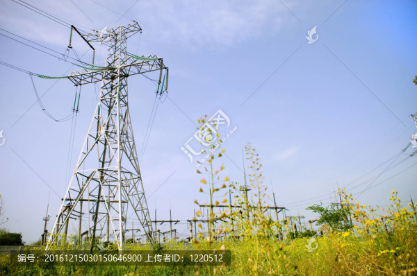 在藍(lán)色的天空背景下電塔