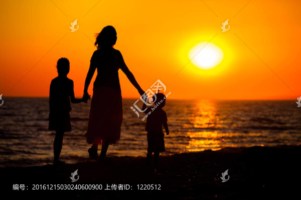 媽媽和她的孩子們的剪影