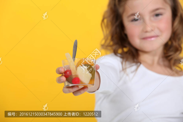 水果沙拉的小女孩