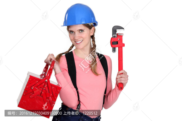 一個(gè)用扳手和工具箱女建筑工人。