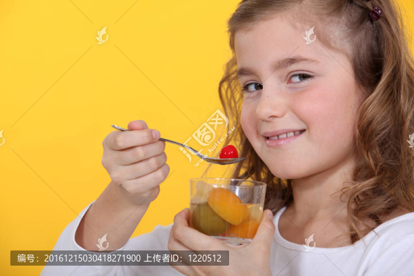 可愛的小女孩吃沙拉水果