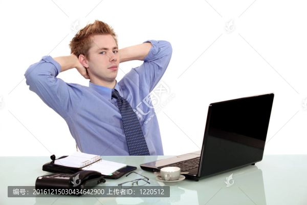 在電腦前的年輕銀行家