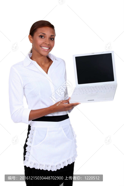 服務(wù)員拿著筆記本電腦