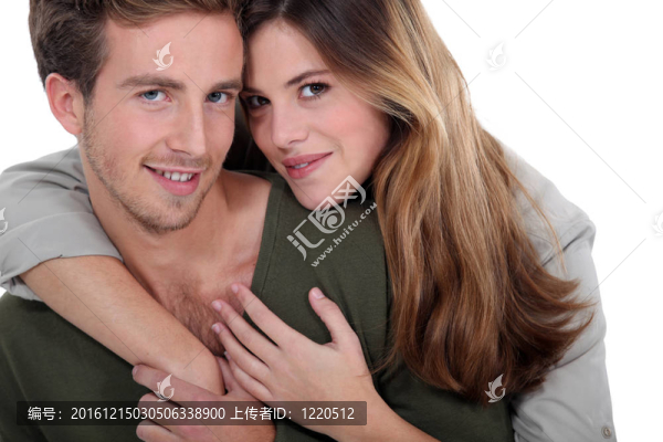 年輕的夫婦分享片刻的溫柔