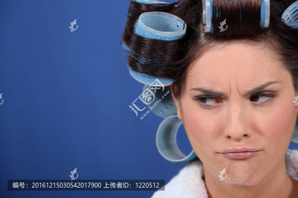 不幸的女人用毛輥上。