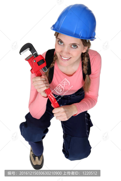 女管道工跪著用扳手
