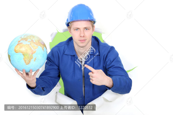 男子指著地球儀