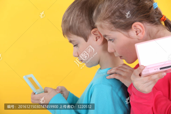 孩子們玩的掌上游戲機(jī)