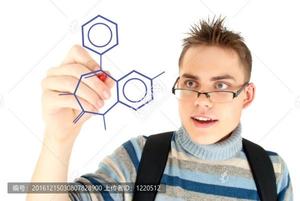 學生在白板上寫科學配方