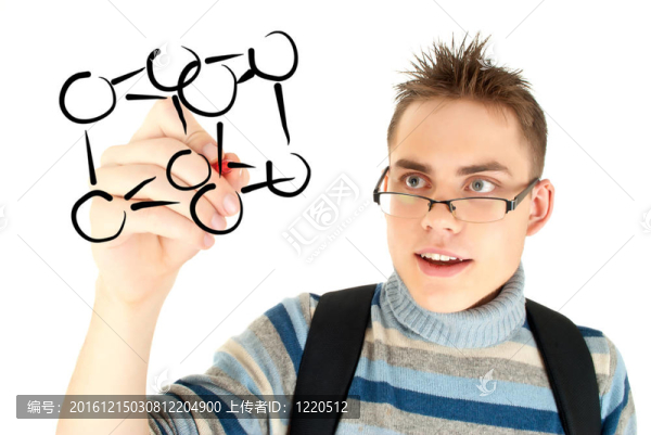 學生在白板上寫科學配方