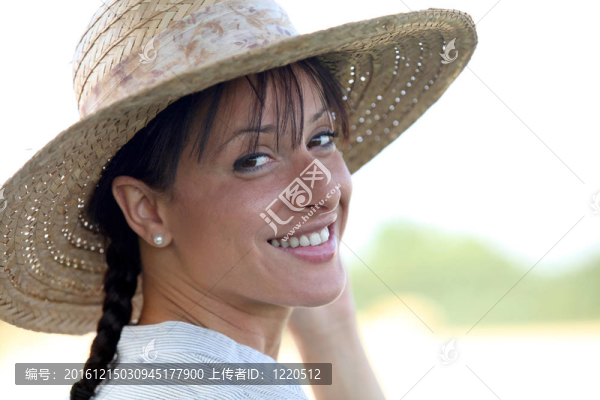 漂亮的黑發(fā)，戴著草帽