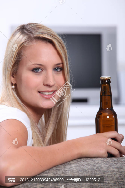 十幾歲的女孩和一瓶啤酒