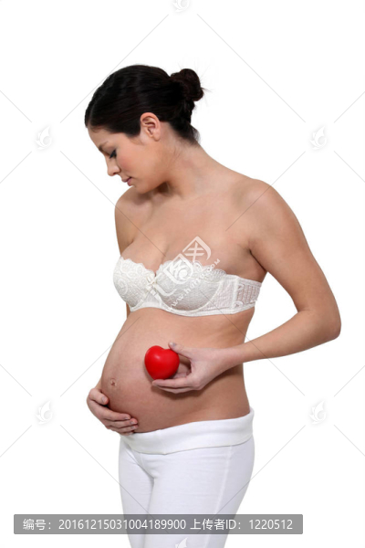 孕婦撫摸她的肚子