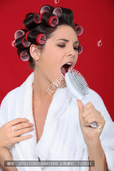 毛輥刷女人唱歌