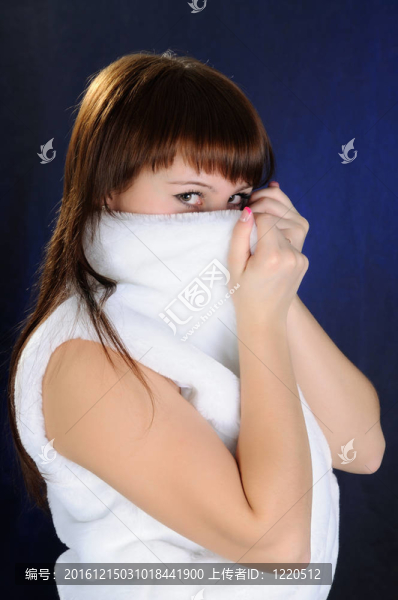 女孩把人造毛皮的臉?？粗鄼C