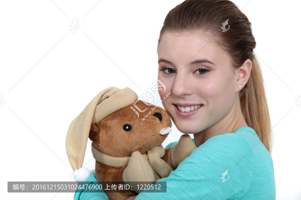十幾歲的女孩抱著可愛的玩具