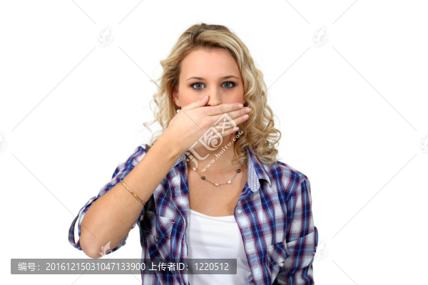 女人用手捂住自己的嘴巴在沉默