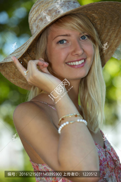女人穿夏天的草帽