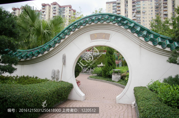 在花園中的門