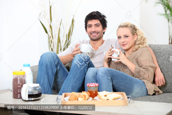 夫婦在沙發(fā)上吃早餐
