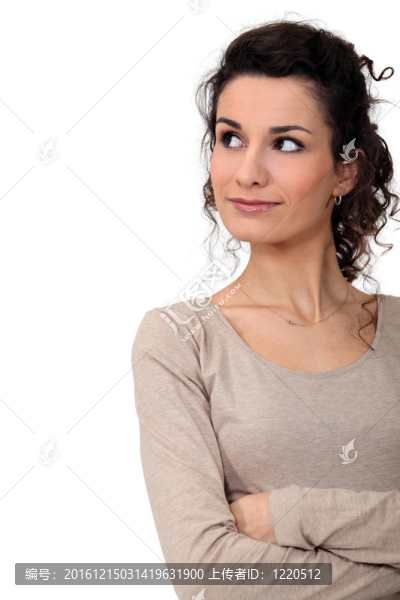 女子雙臂交叉站立