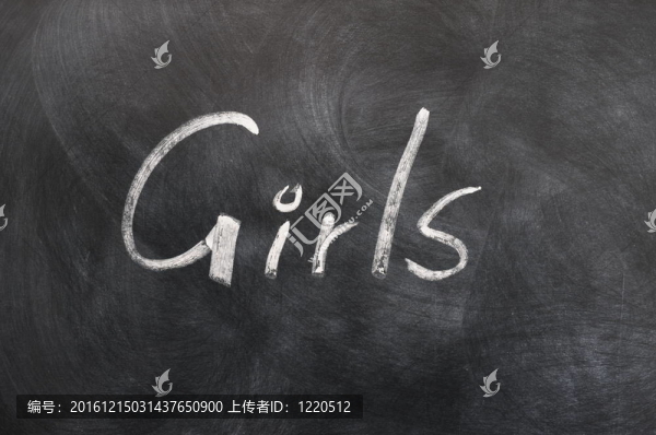 女孩的字寫在白色的粉筆