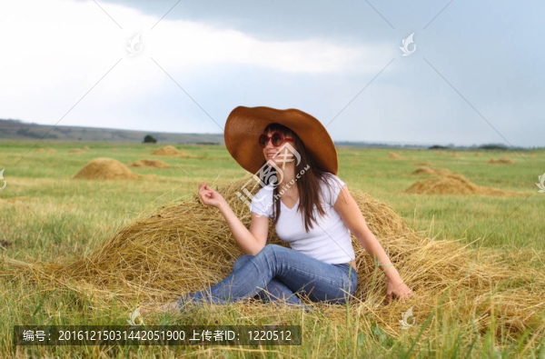 在帽子的黑發(fā)女孩微笑