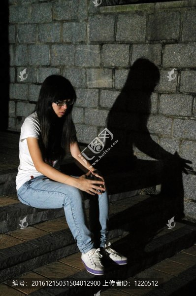 街上的亞洲悲傷女人