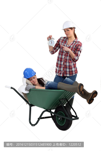 園丁睡在手推車