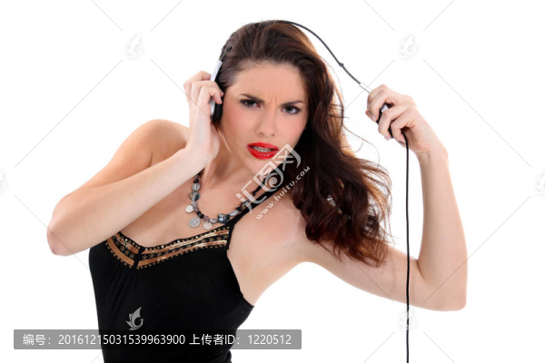 性感的女人用耳機(jī)做鬼臉