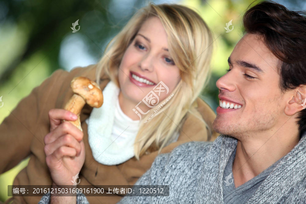 夫婦看野蘑菇