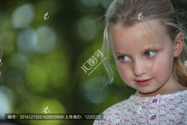 金發(fā)的小女孩