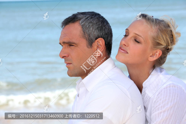 海灘上的情侶擁抱