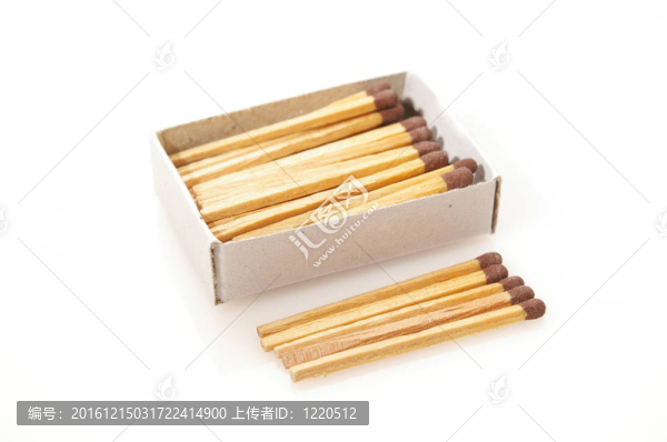 白色背景下的火柴