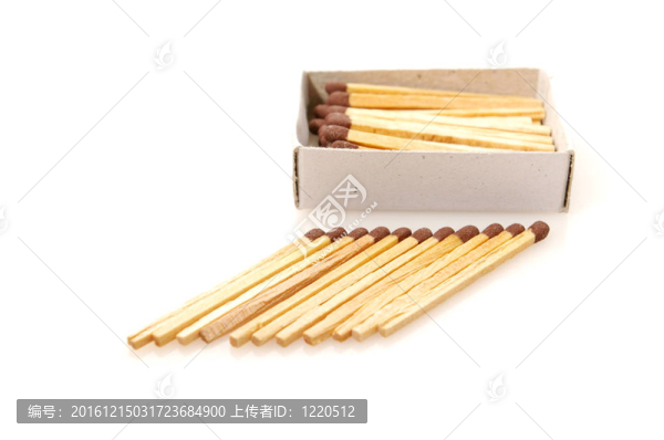 白色背景下的火柴